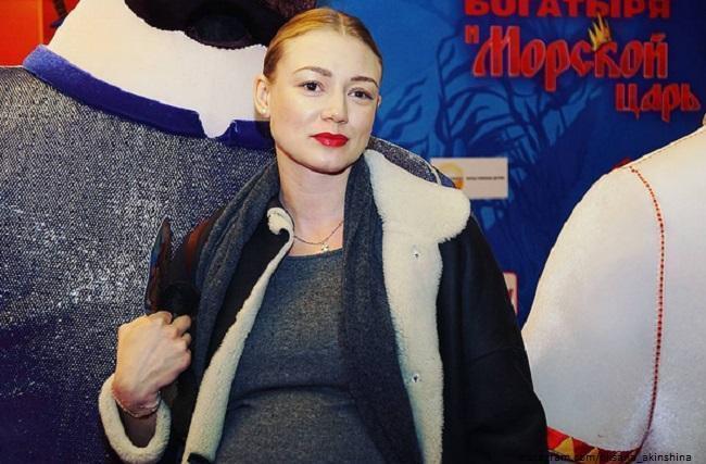 Оксана Акиньшина, находясь на девятом месяце беременности, сводила сына на премьеру