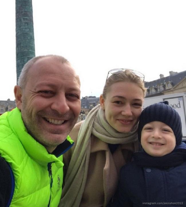 Оксана Акиньшина отдохнула в Париже с мужем и сыном