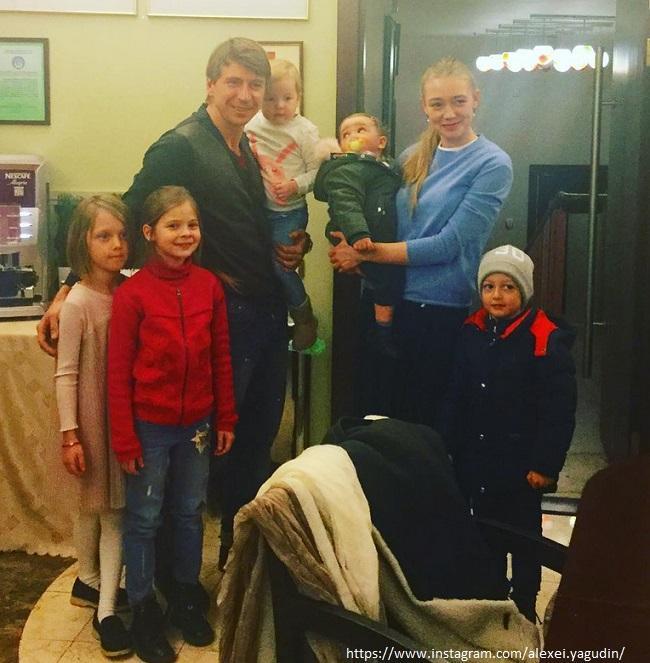 Оксана Акиньшина и Алексей Ягудин с детьми 