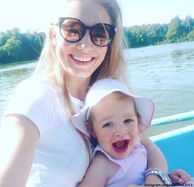 Оксана Акиньшина с дочкой Эмми