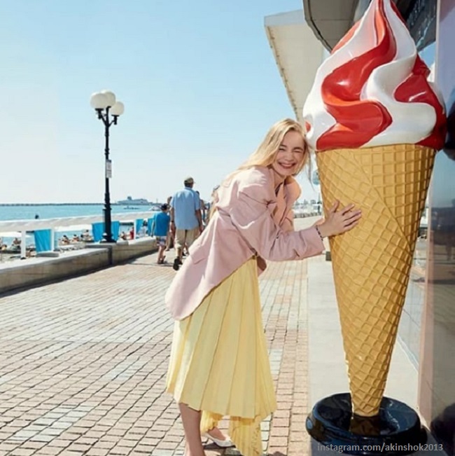 Оксана Акиньшина опубликовала откровенное фото в бикини с отдыха в Греции