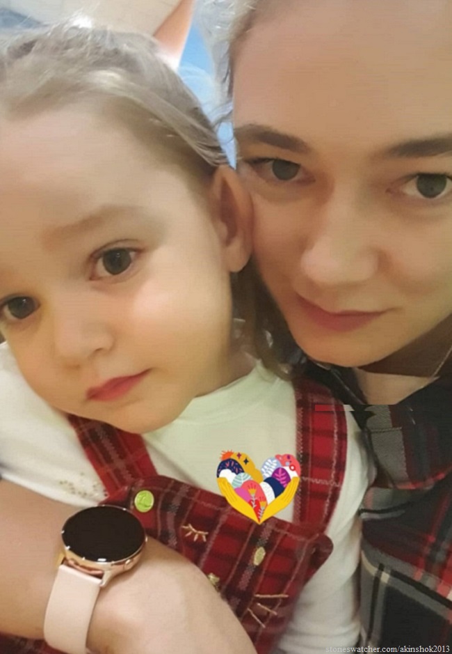 Оксана Акиньшина с дочерью Эмми
