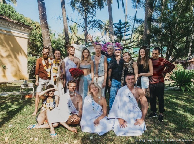 Любовь и Павел Аксеновы с друзьями на свадьбе на Гоа
