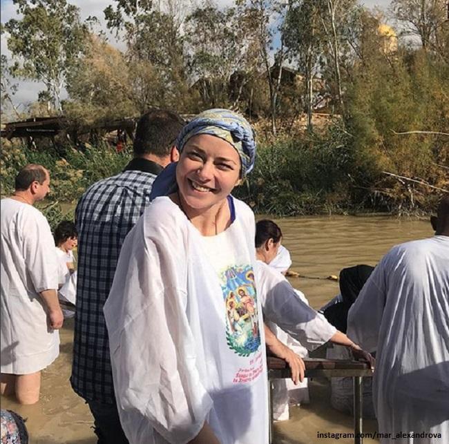 Марина Александрова совершает омовение в реке Иордан