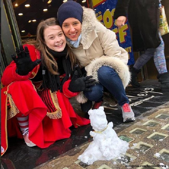 Ксения Алферова учит лепить снеговиков в Лондоне