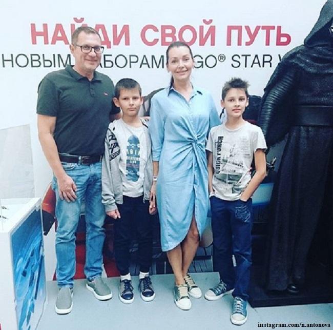 Наталья Антонова с мужем и младшими сыновьями