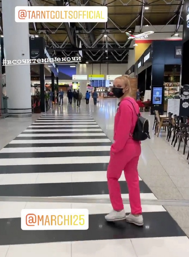 Татьяна Арнтгольц в аэропорту