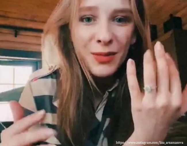 Елизавета Арзамасова показала помолвочное кольцо 