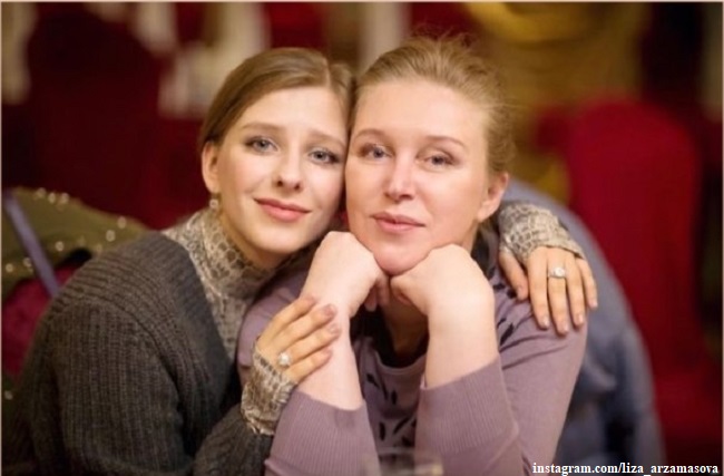 Лиза Арзамасова с мамой