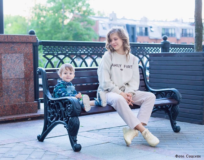Лиза Арзамасова с сыном Левой