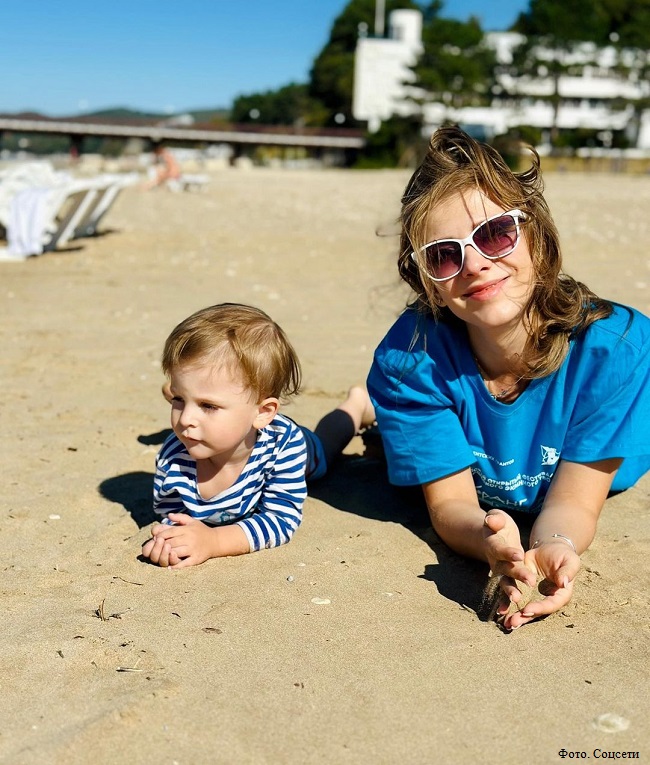 Лиза Арзамасова с сыном Левой