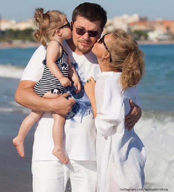 Кристина Асмус с мужем и дочокй 