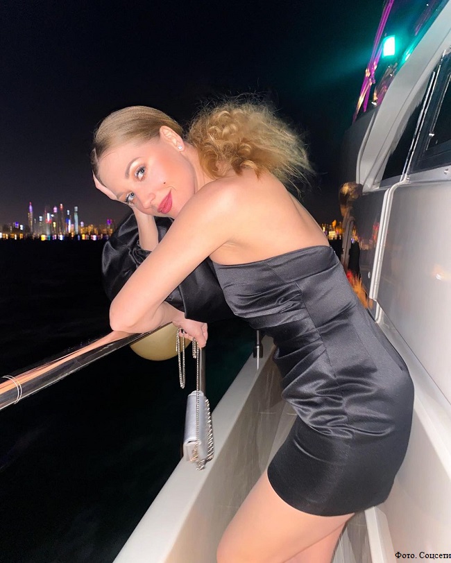 Кристина Асмус катается на яхте в Дубае