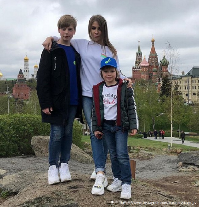Юлия Барановская с детьми 