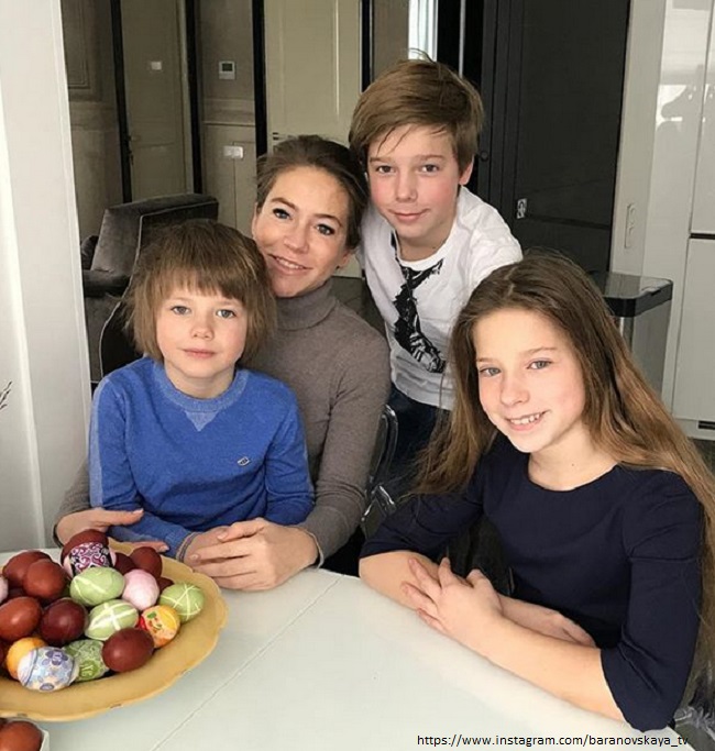 Юлия Барановская с детьми 