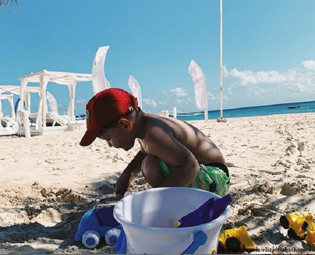 Марсель Башаров на пляже в Доминикане