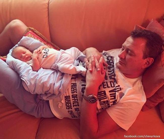 Марата Башаров спит с сыном 