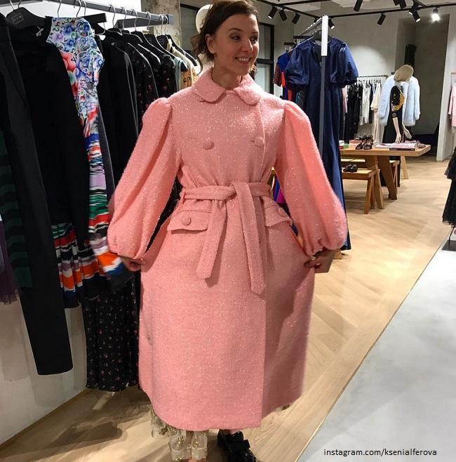Ксения Алферова в розовом пальто 
