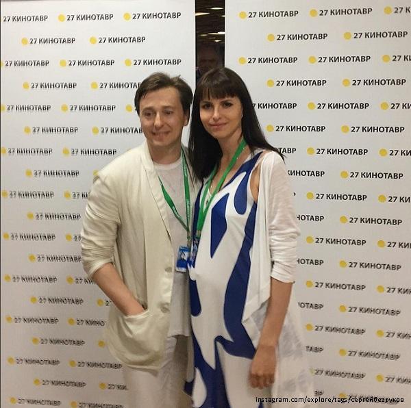 Сергей Безруков прилетел в Сочи с беременной Анной Матисон