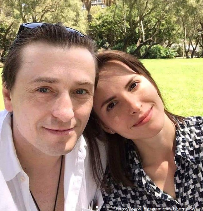 Сергей Безруков появился на красной дорожке с беременной женой 