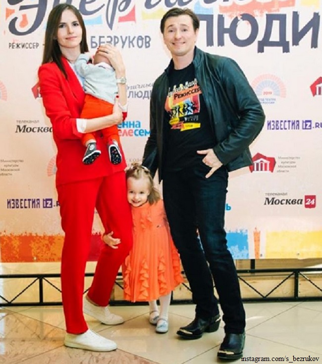 Сергей Безруков и Анна Матисон с дочерью Машей и сыном Степаном