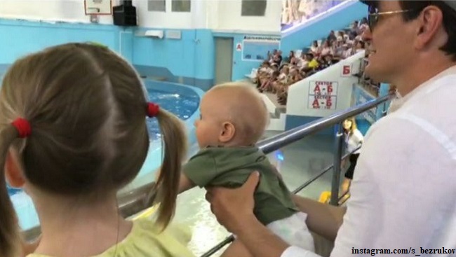 Сергей Безруков с детьми в дельфинарии