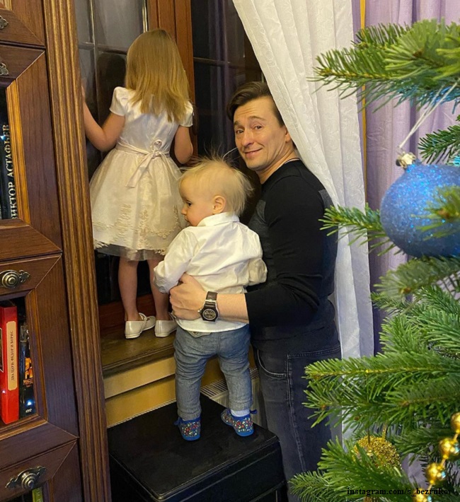 Сергей Безруков показал, как танцует с трёхлетней дочкой у елки