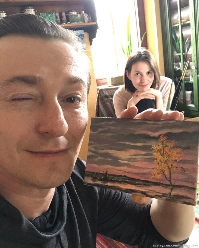 «Как полотно Мане!»: Сергей Безруков показал дачное фото с женой и детьми