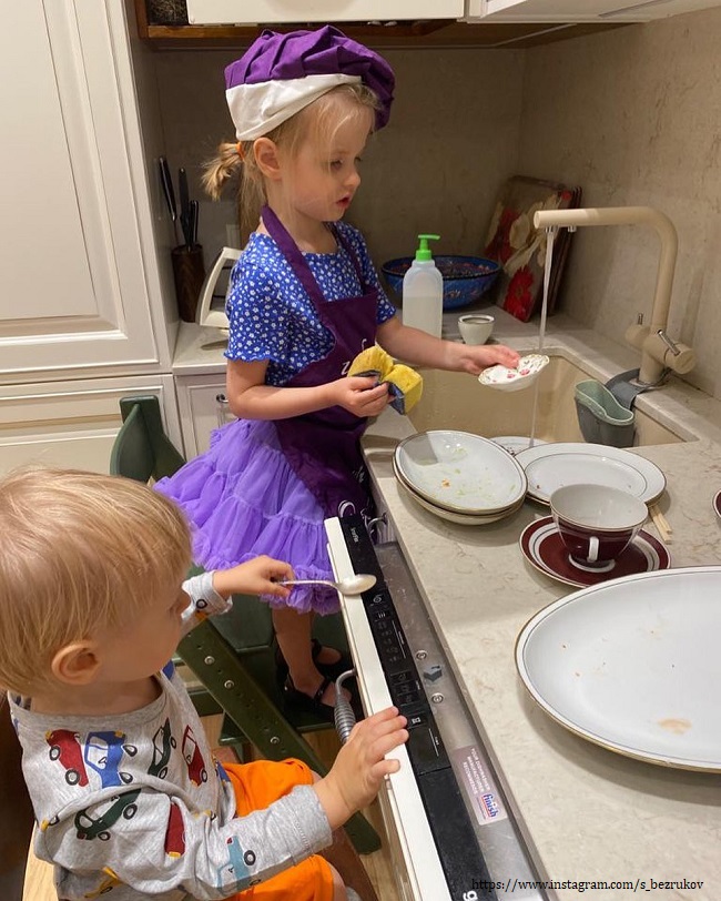 Дети Сергея Безрукова моют посуду 