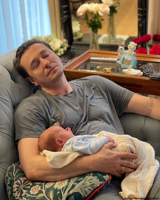 Сергей Безруков с новорожденным сыном