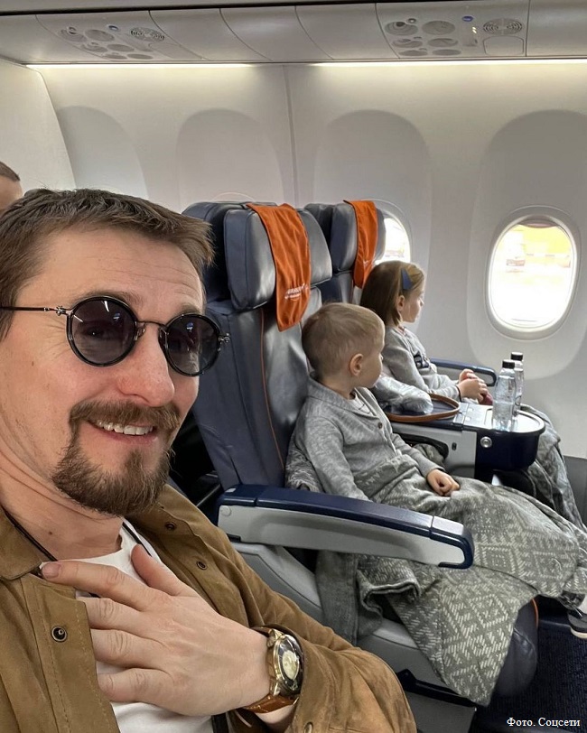 Сергей Безруков с детьми в самолете