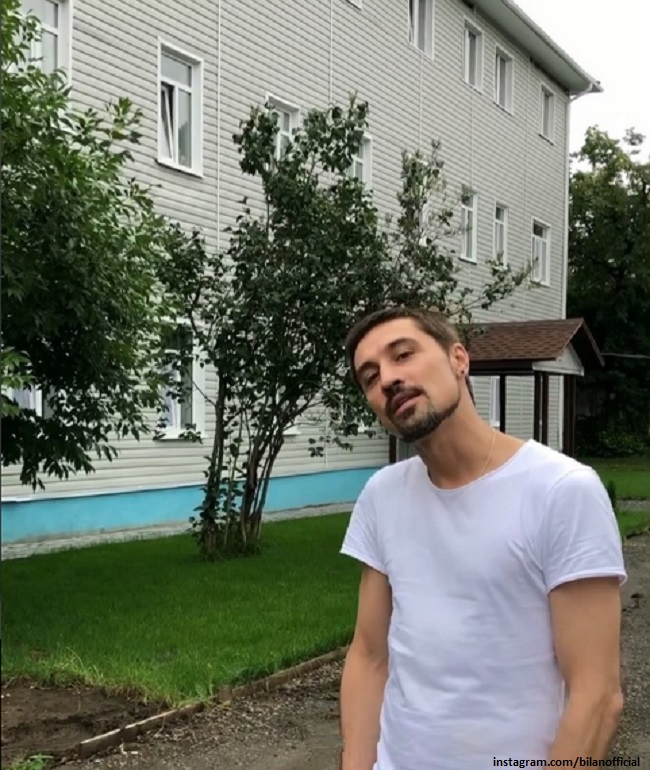 Дима Билан около своей гостиницы