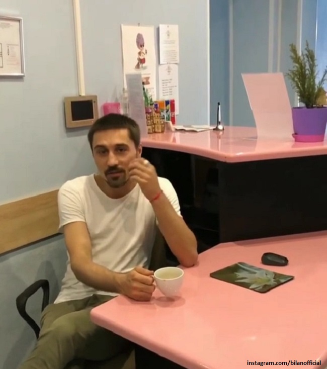 Дима Билан пьет чай на ресепшн