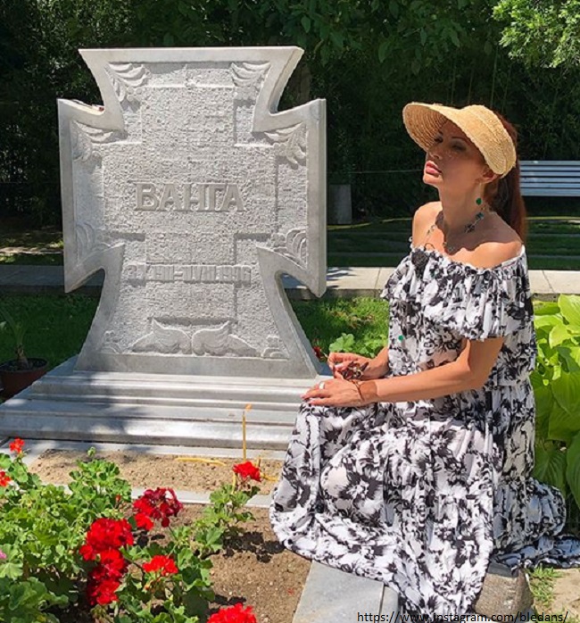 Эвелина Бледанс на могиле Ванги 