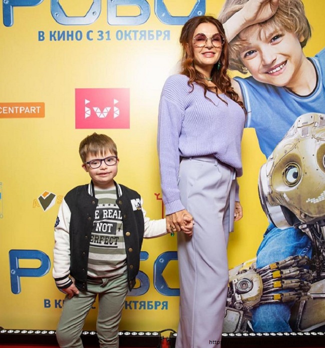 Эвелина Бледанс с сыном 
