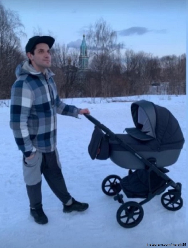 Марк Богатырев на прогулке с сыном Данилой