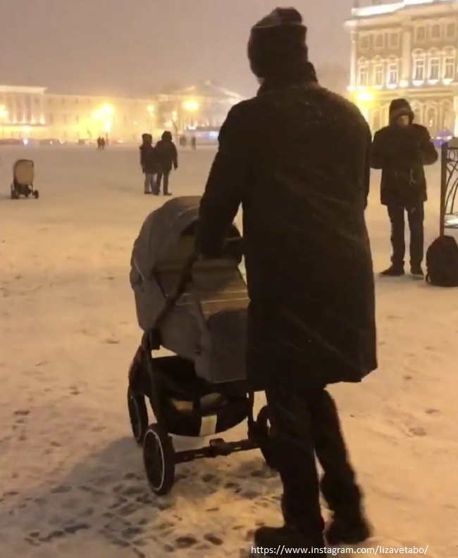 Максим Матвеев на прогулке с сыном 