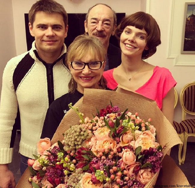 Елизавета Боярская  опубликовала семейное фото с родителями и братом в честь его юбилея