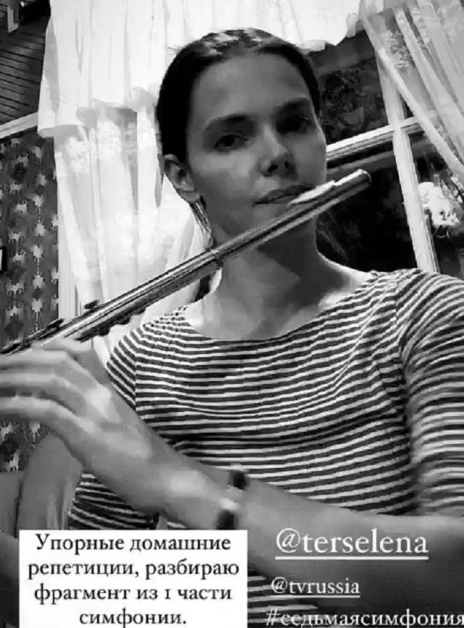 Елизавета Боярская играет дома на флейте