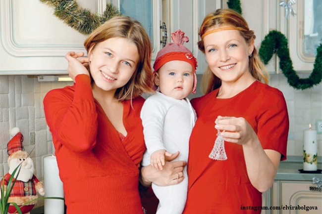 Эльвира Болгова с дочерьми Глафирой и Радомирой