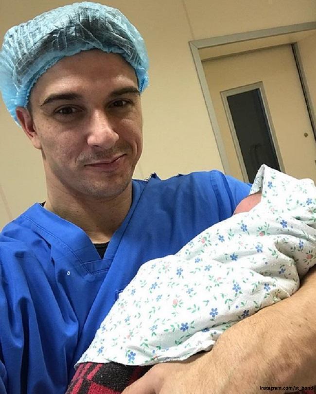 Станислав Бондаренко с новорожденной дочерью 
