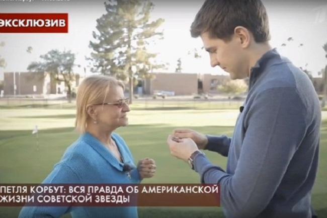 Ольга Корбут показала Дмитрию Борисову памятные часы.Кадр программы
