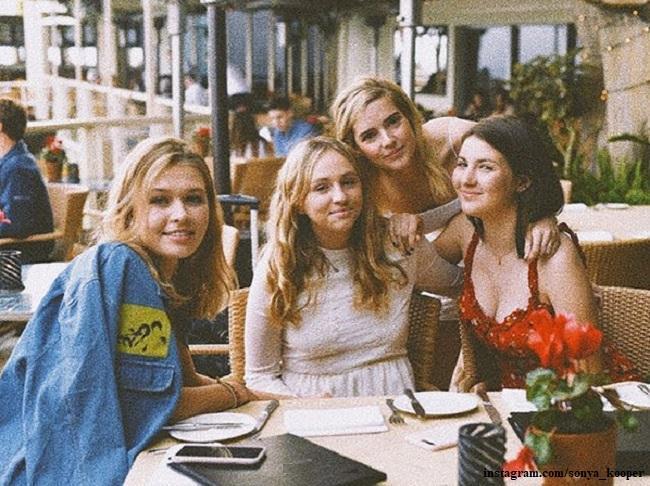 Соня Киперман с подругами на своем дне рождения