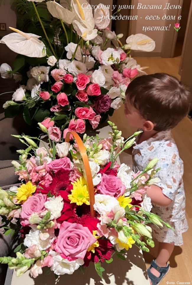 Ваган Петрсян рассматривает цветы, подаренные няне