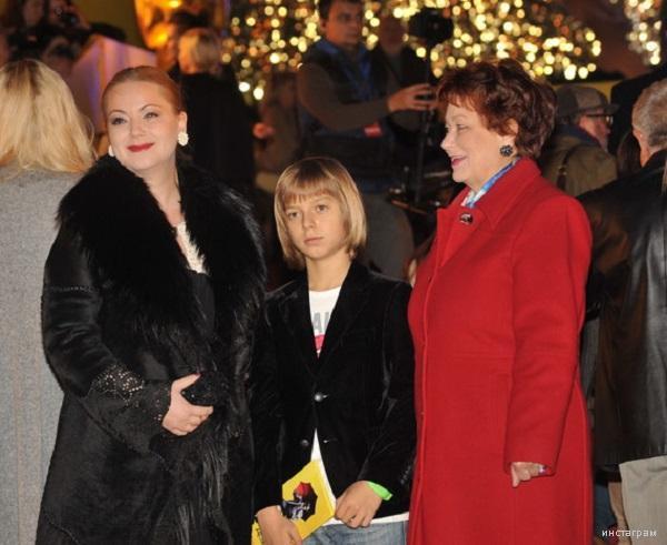 Ольга Будина с сыном и мамой на премьере мюзикла 