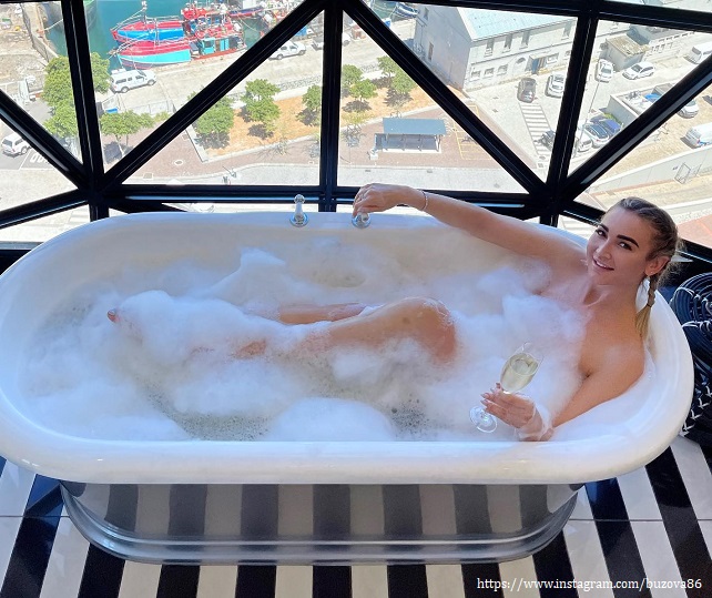 Ольга Бузова в ванне с шампанским 