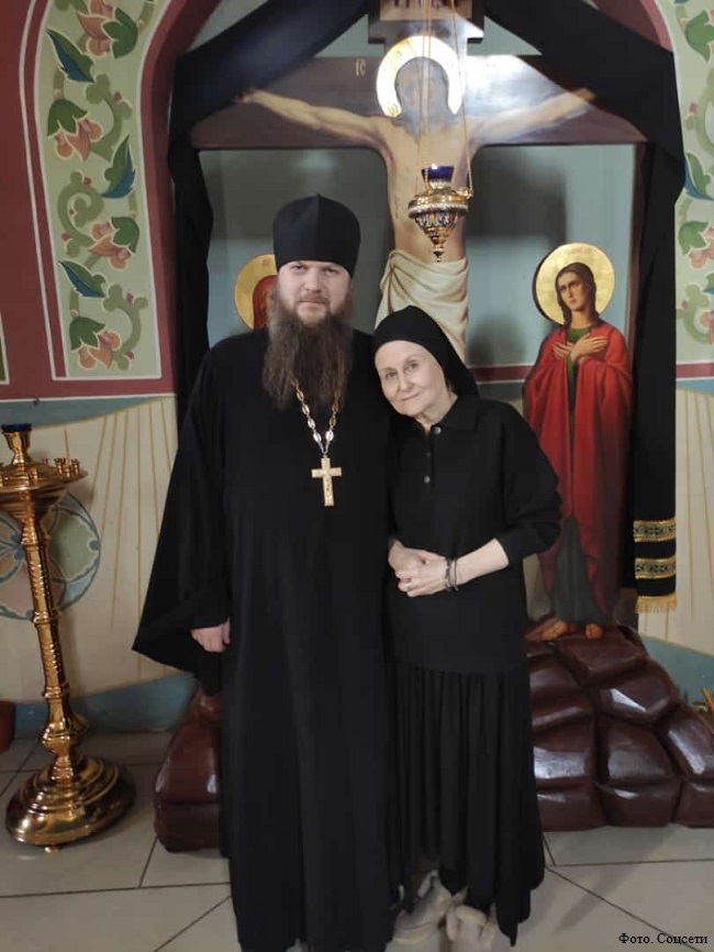Дарья Донцова с настоятелем храма Св. Татианы