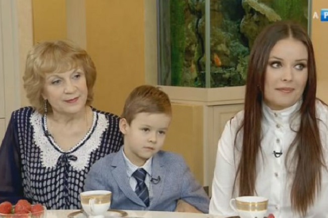 Оксана Федорова с сыном Федей и свекровью. Кадр программы