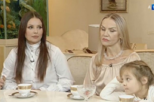 Оксана Федорова с мамой и дочерью Лизой. Кадр программы