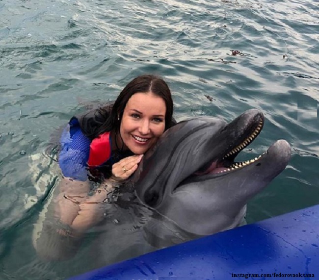 Оксана Федорова плавает с дельфинами